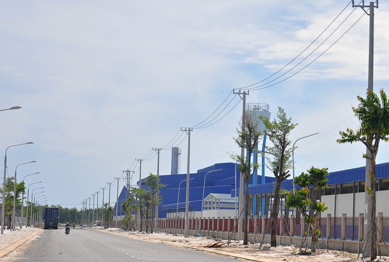 Hiện nay, cả tỉnh chỉ có một doanh nghiệp sản xuất kinh doanh trong KCN là Công ty TNHH MTV Panko Tam Thăng (xã Tam Thăng, TP.Tam Kỳ) thực hiện xây dựng khu nhà ở công nhân. Ảnh: VINH ANH