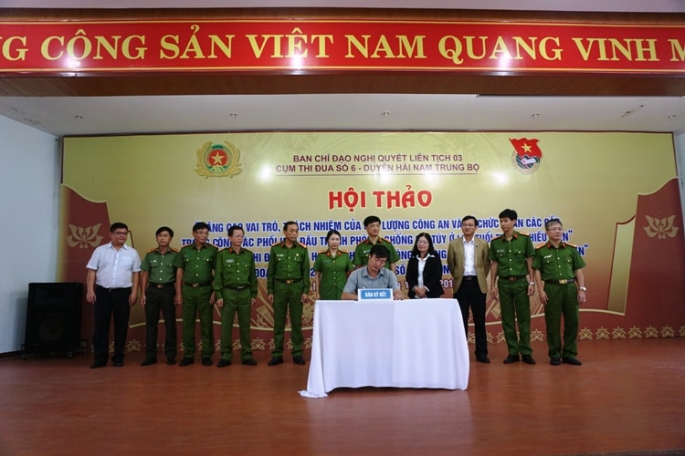 Các đơn vị thuộc cụm thi đua số 6 khu vực Duyên hải Nam Trung Bộ kí kết thi đua tại hội thảo. Ảnh: Q.T