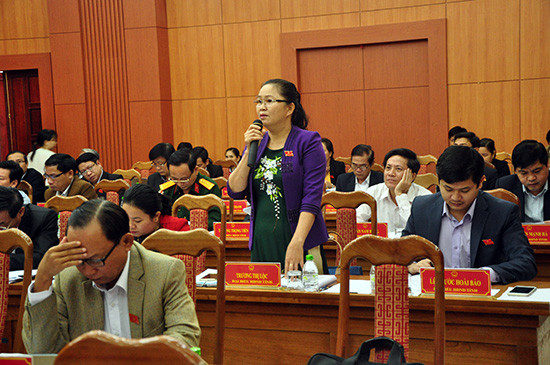 Đại biểu Trương Thị Lộc phát biểu tại buổi thảo luận chung ở hội trường sáng nay. 