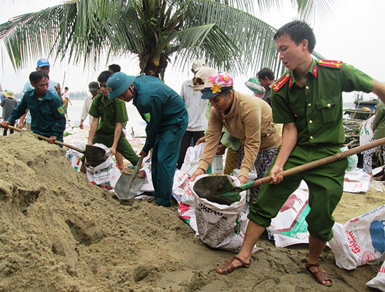 Đoàn viên thanh niên Công an huyện Duy Xuyên tích cực hỗ trợ nhân dân.Ảnh: HOÀI NHI