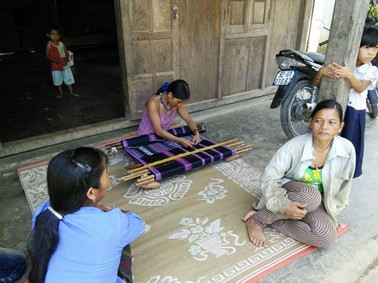 Mặc dù nhận thức về bình đẳng giới có được nâng lên, song trong thực tế, nhiều phụ nữ vẫn chưa được cởi bỏ hoặc chưa mạnh dạn tự cởi bỏ bớt gánh nặng trách nhiệm gia đình. TRONG ẢNH: Phụ nữ  Tây Giang dệt thổ cẩm. Ảnh: CHÂU NỮ