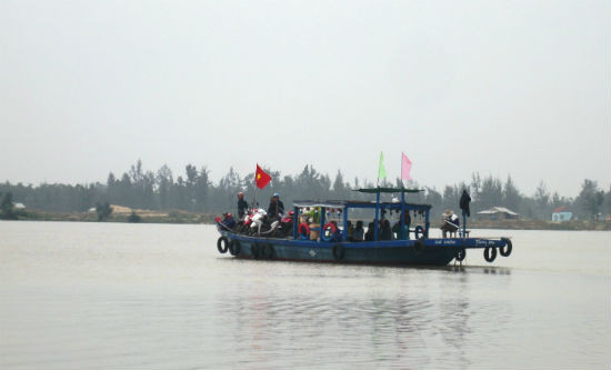 Suốt cả tuần nay, hàng trăm hộ dân ở thôn Đông Bình phải qua sông bằng thuyền máy.