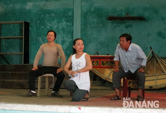 Lớp diễn viên trẻ Nhà hát Tuồng Nguyễn Hiển Dĩnh đang tập các vai chính trong vở tuồng dân gian “Gánh củi trạng nguyên” phục vụ dịp Tết 2017.
