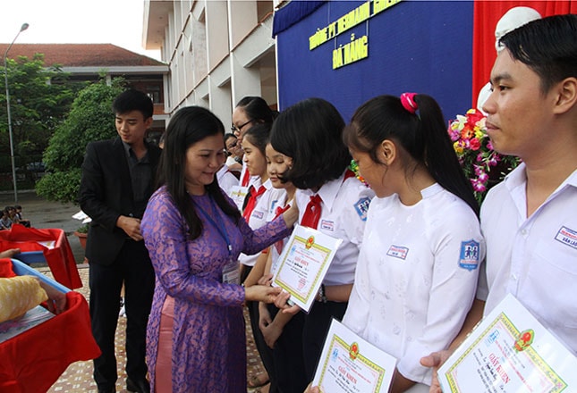 Khen thưởng cho học sinh tại Trường phổ thông Hermann Gmeiner.