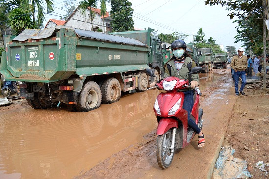 Nhờ nhà thầu cầu Giao Thủy vừa làm mương thoát nước, người điều khiển xe máy  có thể đi lại trên đó. Ảnh: NB