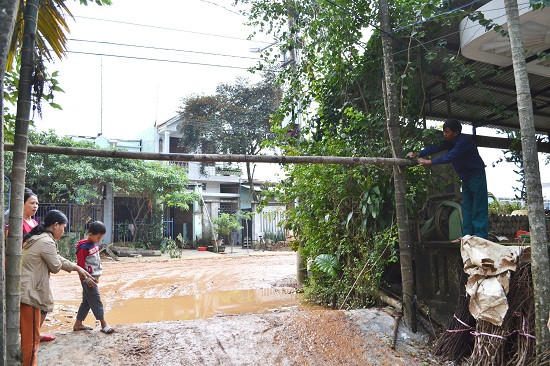 Người dân Quảng Huế (xã Đại An) lập rào chắn không cho xe tải 