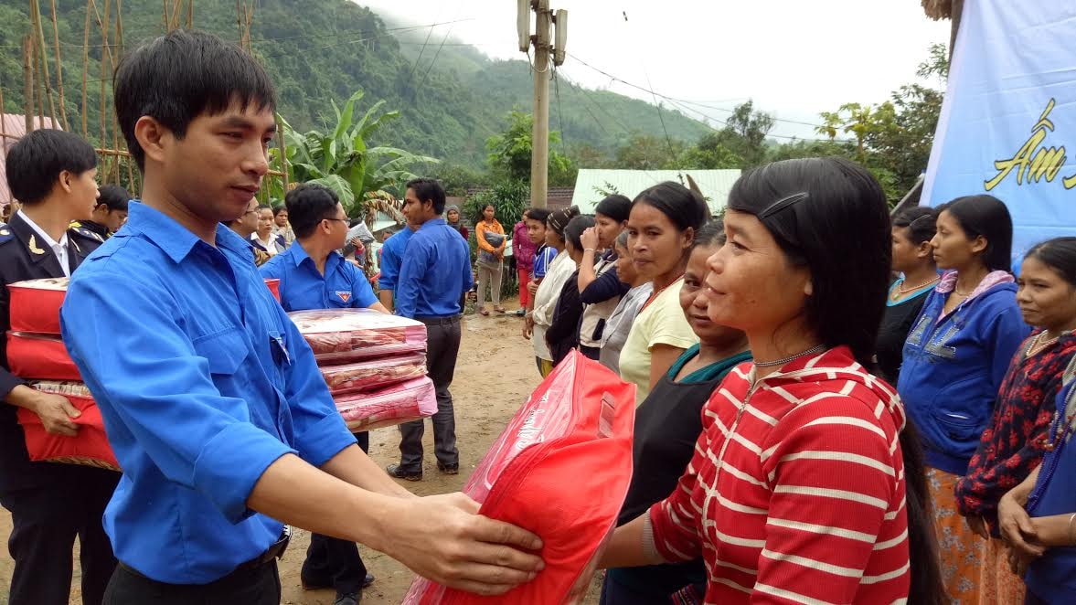 Tặng quà, chăn cho bà con nhân dân. Ảnh: NC