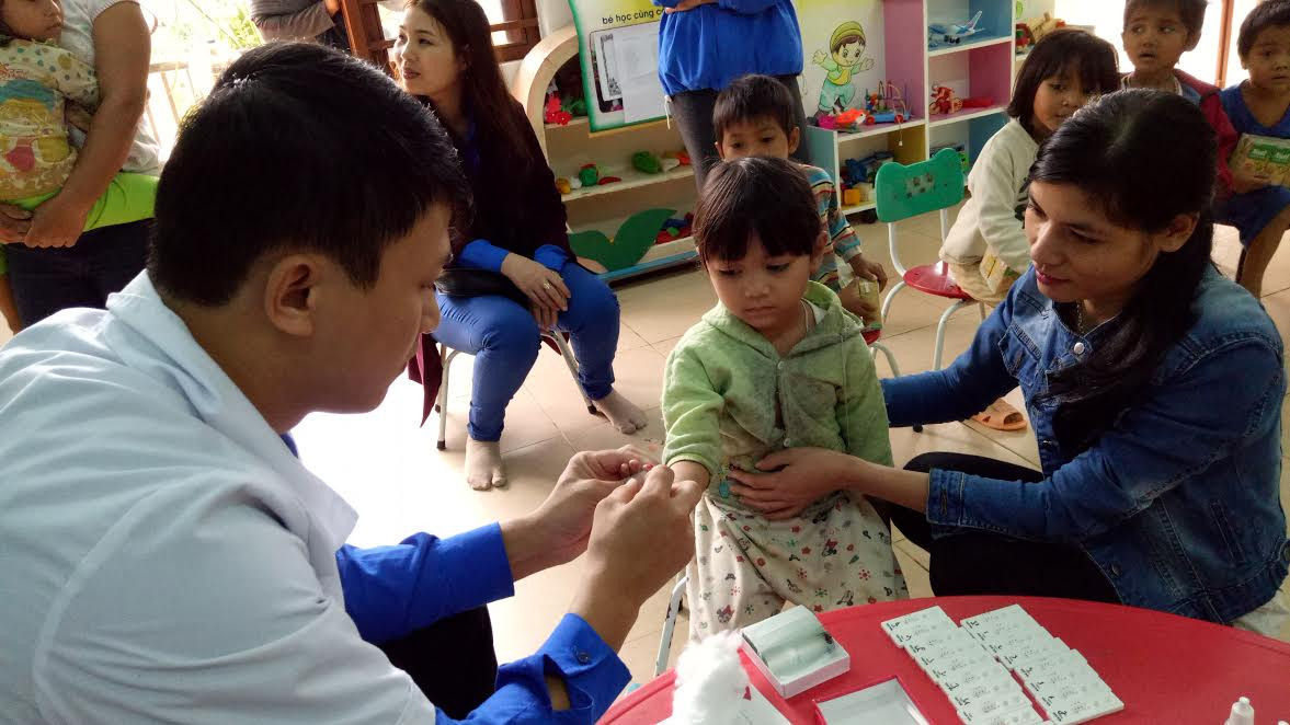 Xét nghiệm ký sinh trùng sốt rét bằng test chẩn đoán nhanh cho học sinh trường mẫu giáo Arooi - Za Hung. Ảnh: NC
