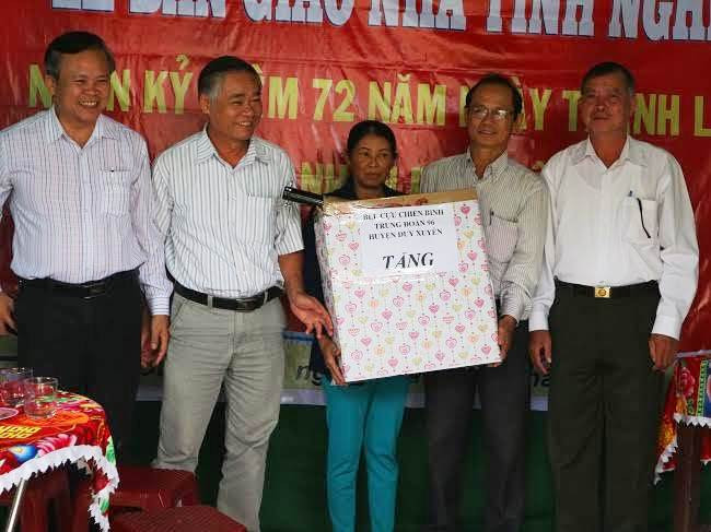Đại diện ban liên lạc trung đoàn 96 tặng quà cho gia đình bà Võ Thị Sinh