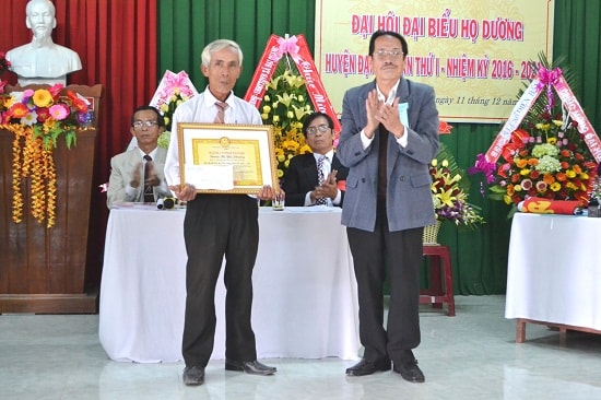 Trao bảng vinh danh cho đại diện gia đình có tân sinh viên đỗ đại học nguyện vọng 1. Ảnh: KK