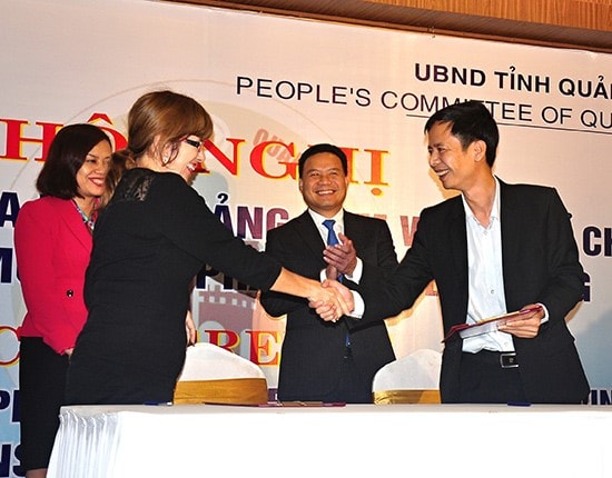 Signing the Memorandum of Understanding between Kianh Foundation and Quang Nam province’s Dien Ban town on health and public healthcare