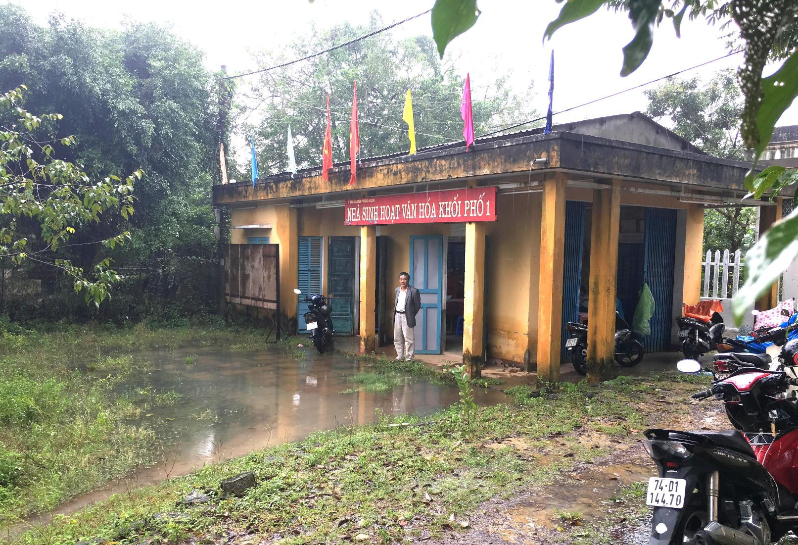Dù mới trải qua trận mưa nhỏ nhưng nước đã ngập sân nhà sinh hoạt văn hóa Khối phố 1. Ảnh: PHAN VINH