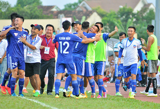 Thầy trò HLV Hoàng Văn Phúc sẽ bước vào V-League 2017 với tên Quảng Nam FC. Ảnh: Tường Vy