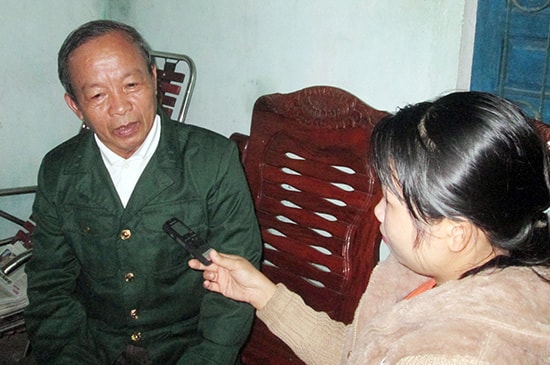 Ông Lê Thanh Vinh say sưa kể chuyện với chúng tôi về một thời hào hùng. Ảnh: Biên Sương