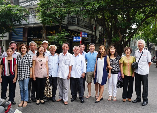 Cuộc hội ngộ hai miền Nam - Bắc tại Hà Nội của gia đình những người công tác ở Lâm trường Trà My năm xưa. Ảnh: ĐIỆN NGỌC