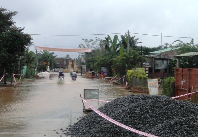 Khu vực kiệt sâu, thuộc tuyến ĐH 3. ĐL qua địa bàn xã Đại Minh đã bị ngập sâu trong ngày 13.12. Ảnh: Hoàng Liên