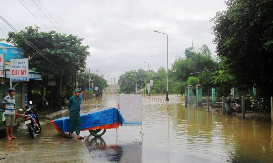 Chính quyền các địa phương bố trí lực lượng chốt chặn tại những điểm ngập sâu yêu cầu người dân không nên đi lại.