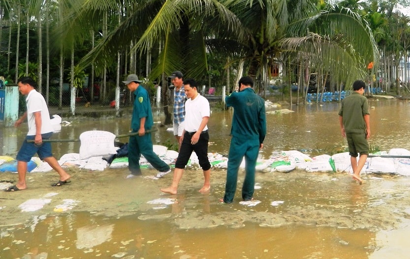 Công tác khắc phục gặp nhiều khó khăn do nước sông đang lên nhanh. Ảnh: Đ.C