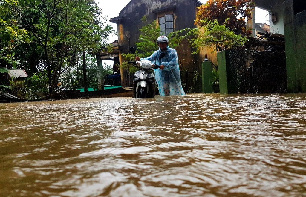 Mưa lớn khiến khu vực khối phố 6 (phường Phước Hòa, TP.Tam Kỳ) tiếp tục bị ngập sâu. Ảnh: T.C