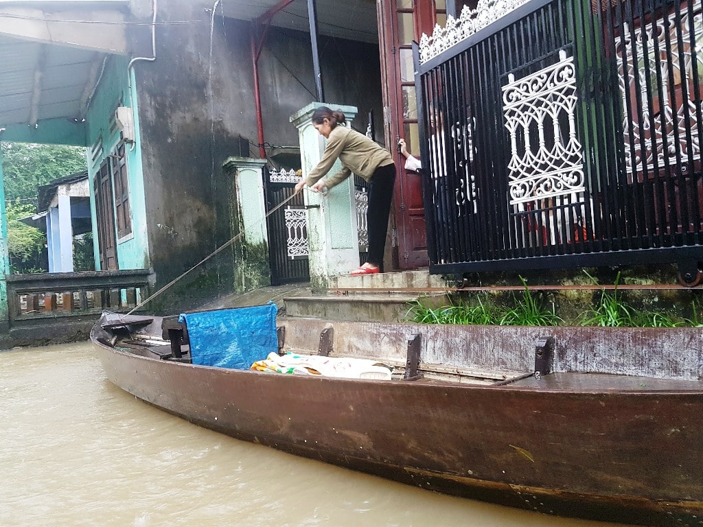 Nhiều gia đình đưa ghe vào tận trước cửa nhà chờ chạy lụt. Ảnh: T.C