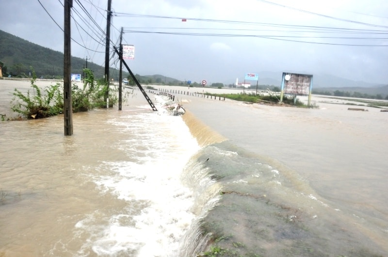 Tuyến đường ĐT 611 nhiều nơi bị ngập gây khó khăn trong giao thông. Ảnh: VINH ANH