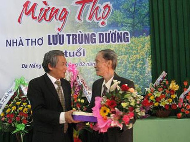 Tác giả bài viết  (trái) trong buổi lễ mừng thọ cố nhà thơ Lưu Trùng Dương (nhân dịp ông tròn tuổi 80)- một trí thức tham gia kháng chiến, người đã tạo ra một con đường riêng độc đáo trong sáng tác nghệ thuật.