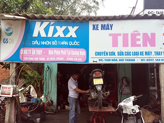 Tiệm sửa xe máy của anh Tiên.