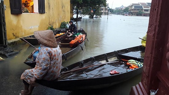 Thành phố nghiêm cấm các hoạt động đưa đón khách tham qua bằng nghe trên phố. Ảnh: KHÁNH LINH 