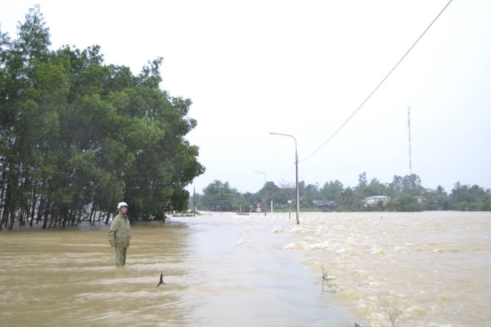 Nước lũ còn băng qua trên một tuyến ĐT ra hướng Đà Nẵng.