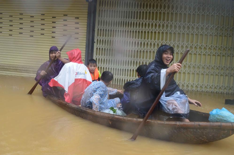 Mọi tuyến đường vào xã Điện Phương đều đã bị cô lập nên người già, trẻ em đang được ưu tiên di tản bằng ghe.