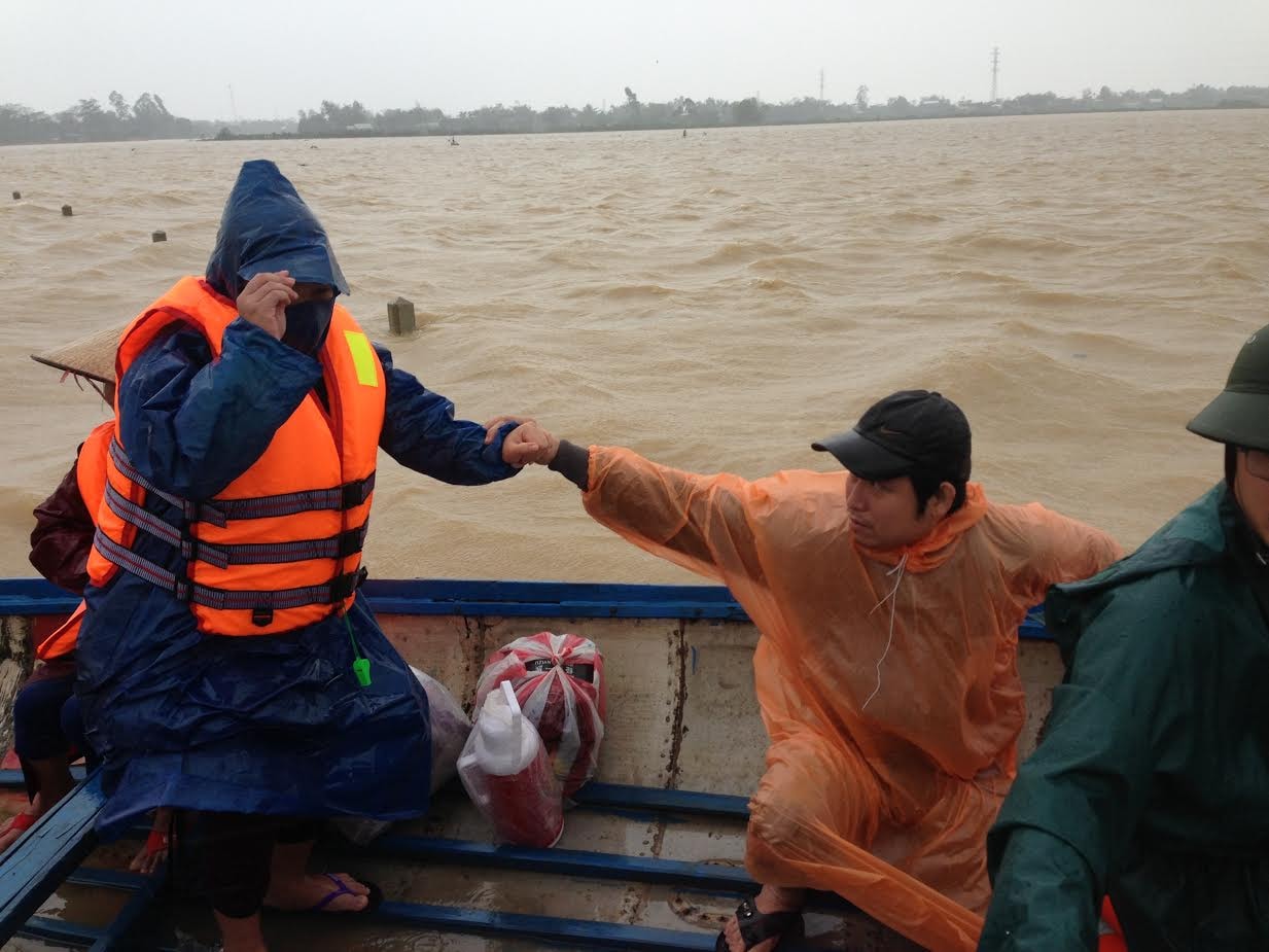 Sản phụ được đưa đến bệnh viện kịp thời bằng ca nô của Công an huyện Đại Lộc. Ảnh: C.A cung cấp