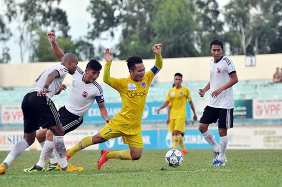 Đồng Nai từng nhiều năm thi đấu tại V-League nhưng nay không có kinh phí để tham gia giải hạng nhất 2017.  TRONG ẢNH: trận Đồng Nai làm khách của QNK Quảng Nam mùa giải 2014. Ảnh: A.SẮC