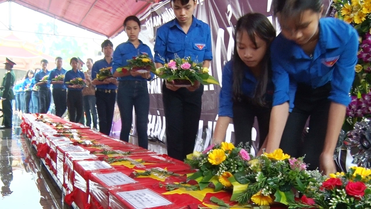 Thế hệ đoàn viên thanh niên trẻ đặt vòng hoa tưởng nhớ sự hy sinh của lớp tiền bối. Ảnh: XUÂN THỌ