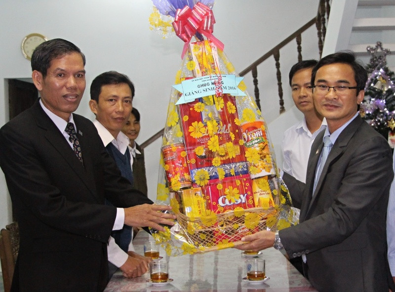 Phó Chủ tịch Thường trực Ủy ban MTTQ Việt Nam tỉnh Nguyễn Phi Hùng (bên phải) chúc mừng giáo xứ Bình Quế (Thăng Bình). Ảnh: V.A