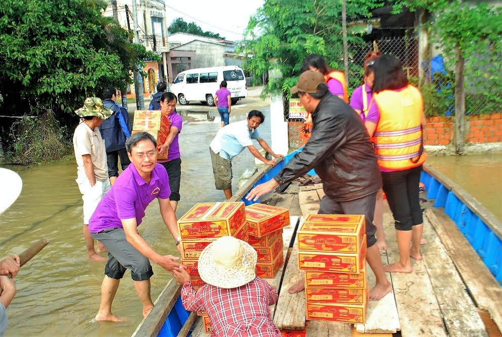  Những phần quà đầu tiên đã đến với người dân thôn Đông Bình. Ảnh: HẢI NAM