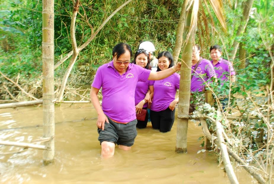  Những hình ảnh ấm lòng bà con vùng lũ, mọi người không ngại nước ngập đã đến tận nơi hỏi thăm và động viên người dân. Ảnh: HẢI NAM