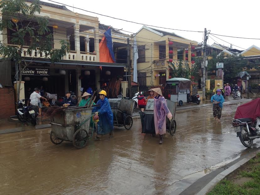 Nhân viên thu gom rác các tuyến phố chính. Ảnh: MINH HẢI