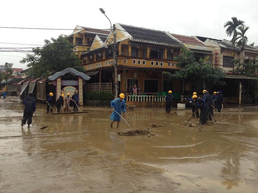 Nhân viên thu gom rác các tuyến phố chính. Ảnh: MINH HẢI