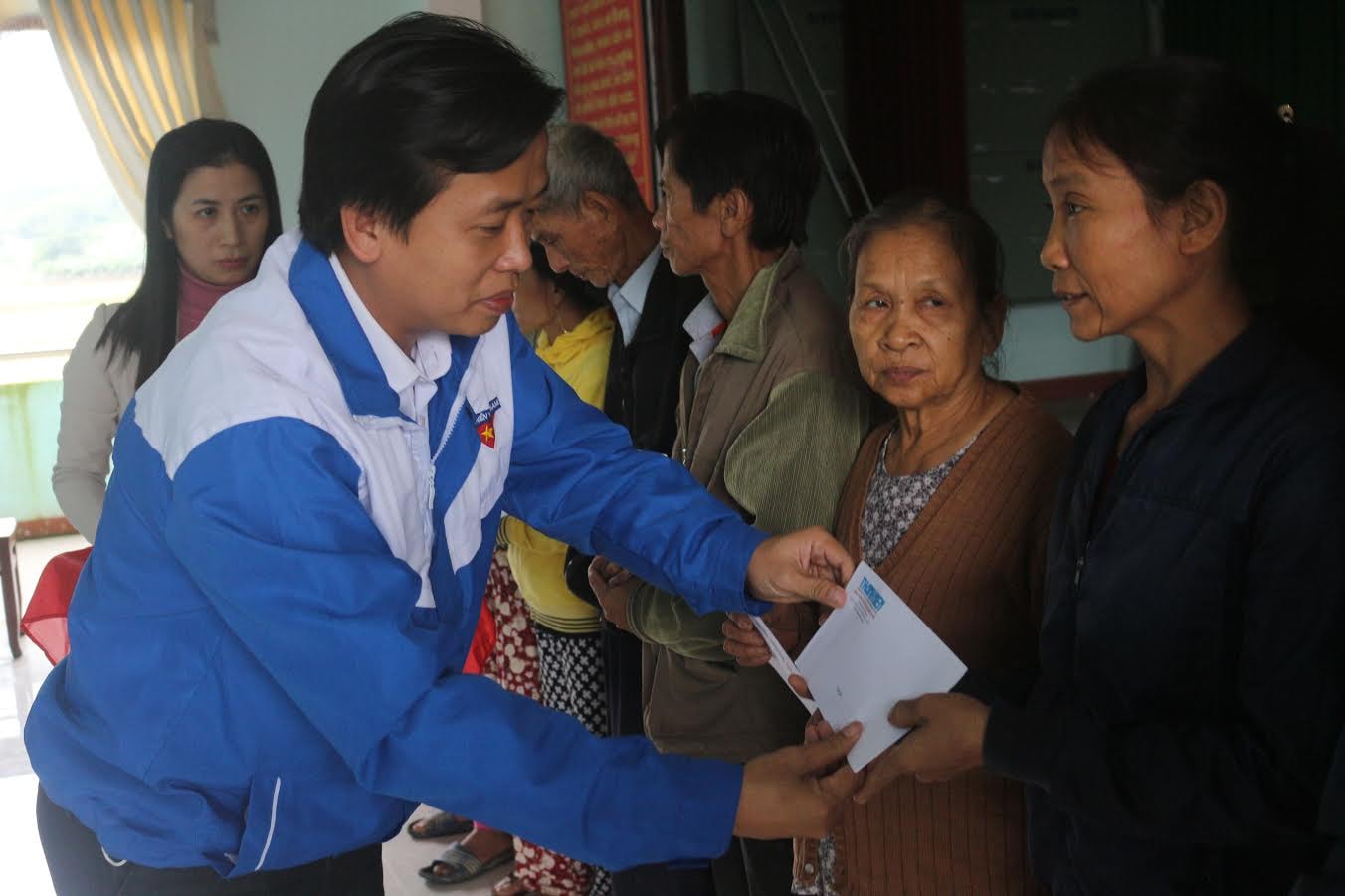 Bí thư Tỉnh đoàn Đinh Nguyên Vũ trao quà giúp bà con vùng lũ.