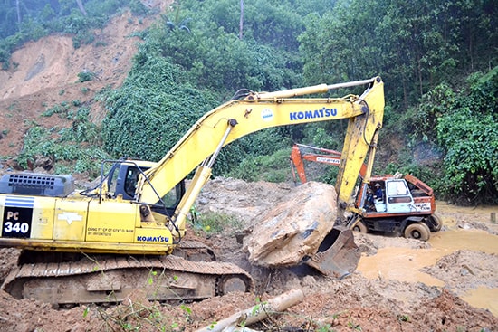 Sạt lở trên quốc lộ 14E gây chia cắt lưu thông. Ảnh: S.C