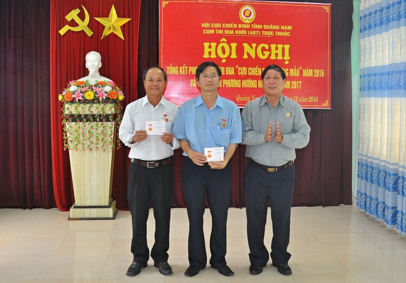Phó Chủ tịch Hội CCB tỉnh Châu Khắc Tạo tặng Kỷ niệm chương cho 2 hội viên thuộc Hội CCB Báo Quảng Nam. Ảnh: VINH ANH