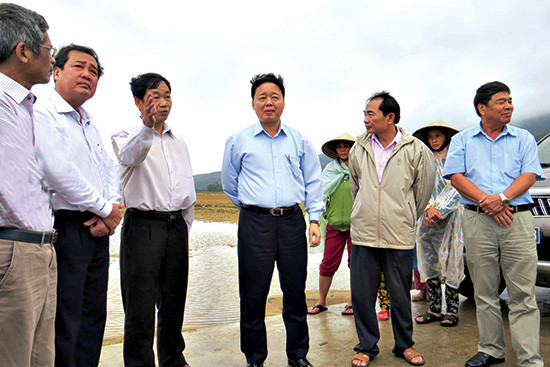 Bộ trưởng Bộ Tài nguyên và môi trường Trần Hồng Hà kiểm tra tình hình thiệt hại do mưa lũ tại xã Đại Hồng (Đại Lộc). Ảnh: THÀNH CÔNG