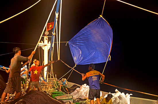  Tàu vỏ thép hiện đại, nhưng lão ngư dân Nguyễn Đông vẫn cho căng buồm để nới rộng lưới quây cá. Ảnh: L.V.C