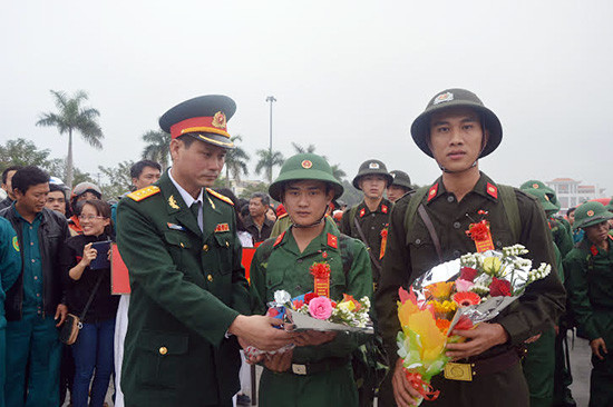 Thượng tá Lê Ngọc Hải, Chỉ huy trưởng Bộ CHQS tỉnh động viên thanh niên lên đường nhập ngũ năm 2016. Ảnh: T.ANH