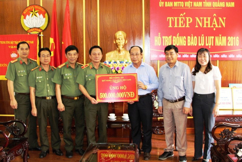 Chủ tịch Ủy ban MTTQ Việt Nam tỉnh tiếp nhận bảng tượng trưng 500 triệu đồng từ Tổng cục Chính trị Bộ Công an. Ảnh: B.H