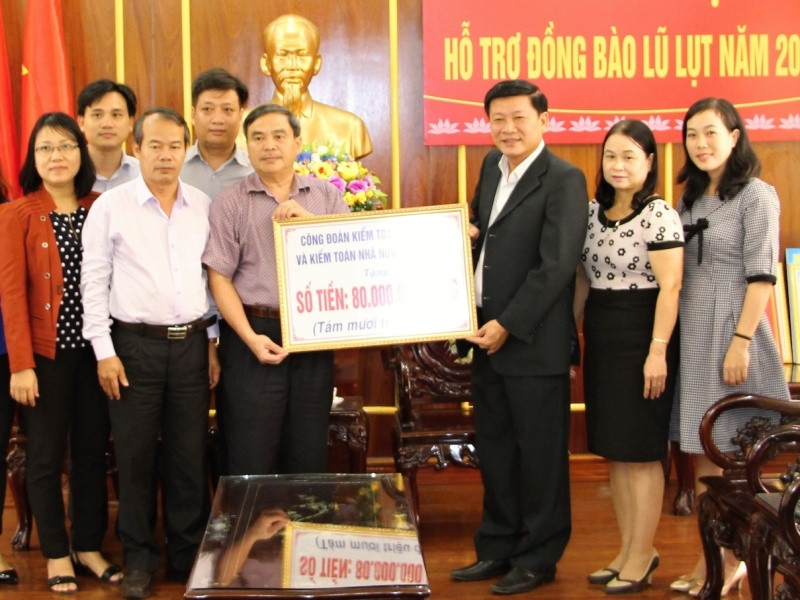 Phó Chủ tịch Ủy ban MTTQ Việt Nam tỉnh Lê Thái Bình (áo đen) tiếp nhận tiền ủng hộ từ Kiểm toán Nhà nước khu vực 3. Ảnh: B.H