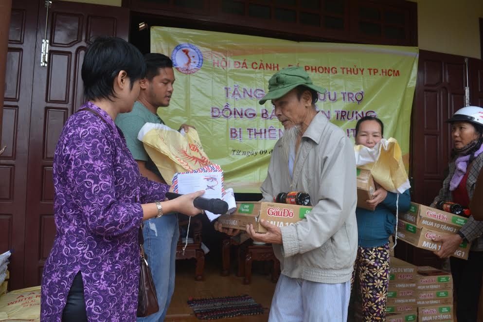 Trao quà cho bà con nghèo tại Bình Phú, Thăng Bình;           