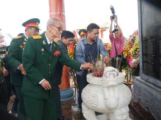 3.Đại tá Lê Công Thạnh, nguyên Phó Chính ủy Mặt trận 44 Quảng Đà thắp hương tại buổi lễ