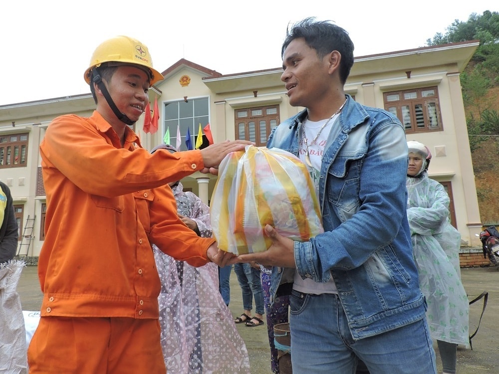 Những công nhân tận tay trao quà Tết cho các hộ gia đình đồng bào miền núi.