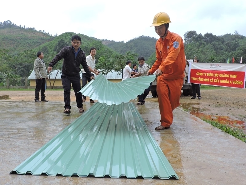 Công ty Điện lực Quảng Nam hỗ trợ trường Phổ thông dân tộc bán trú Tiểu học A Vương (Tây Giang) lợp nhà ăn bán trú của học sinh. ẢNH: ĐOÀN ĐẠO